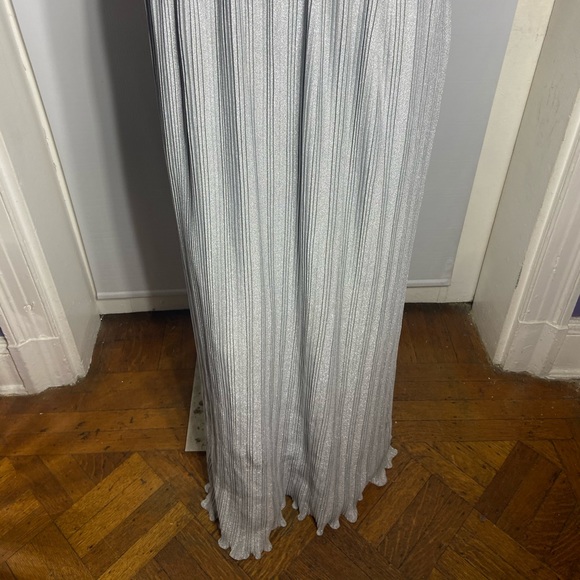 Halston LANA PLEATED V NECK GOWN 6 - Picture 4 of 8